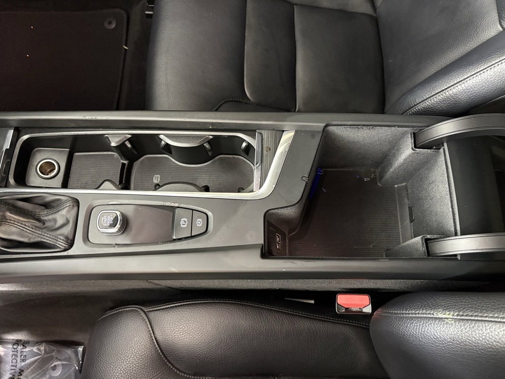 Used 2018 Volvo XC60 T6 Momentum w/ Vision Package image 31