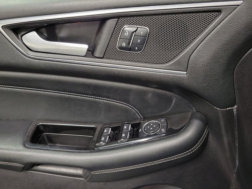 Used 2016 Ford Edge Titanium image 19