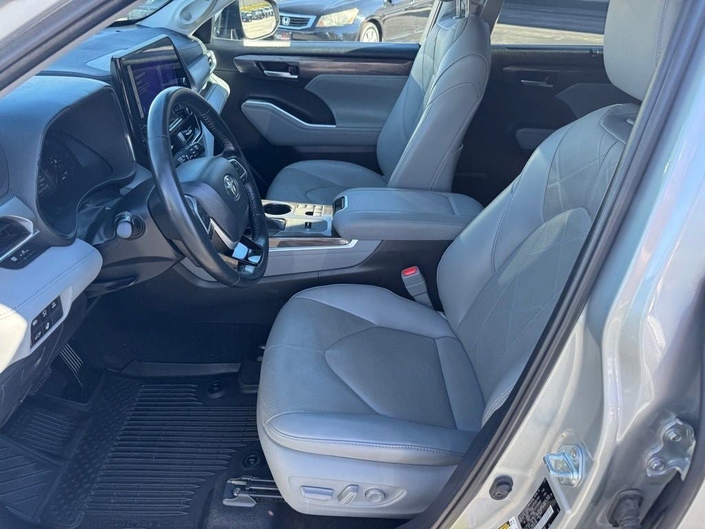 Used 2024 Toyota Highlander Platinum AWD/4WD image 12
