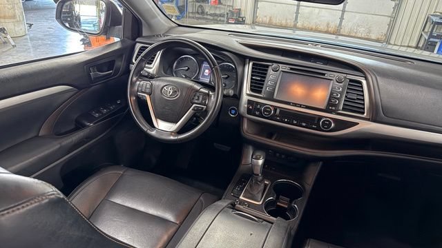 Used 2019 Toyota Highlander XLE FWD image 34