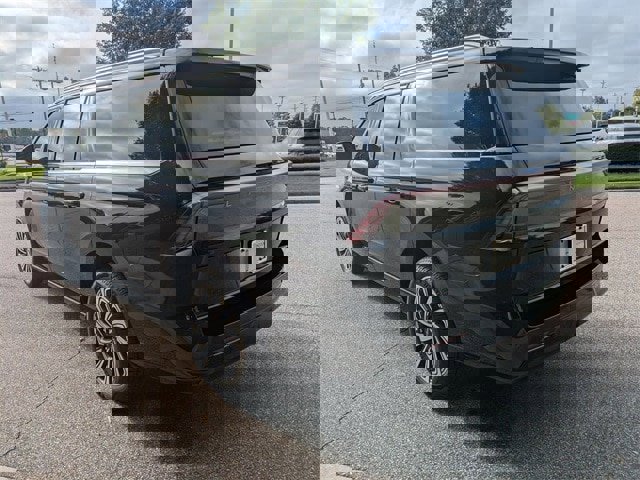 New 2025 Lincoln Navigator Reserve w/ Jet Appearance Package image 2