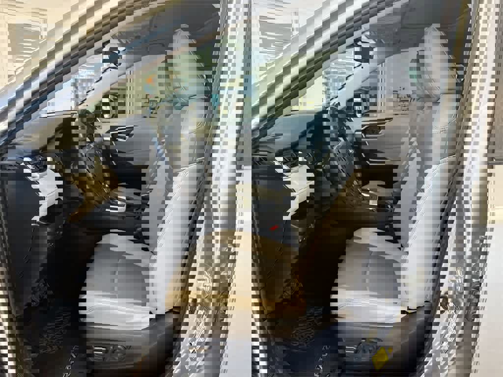 Used 2021 Toyota RAV4 XLE Premium image 17