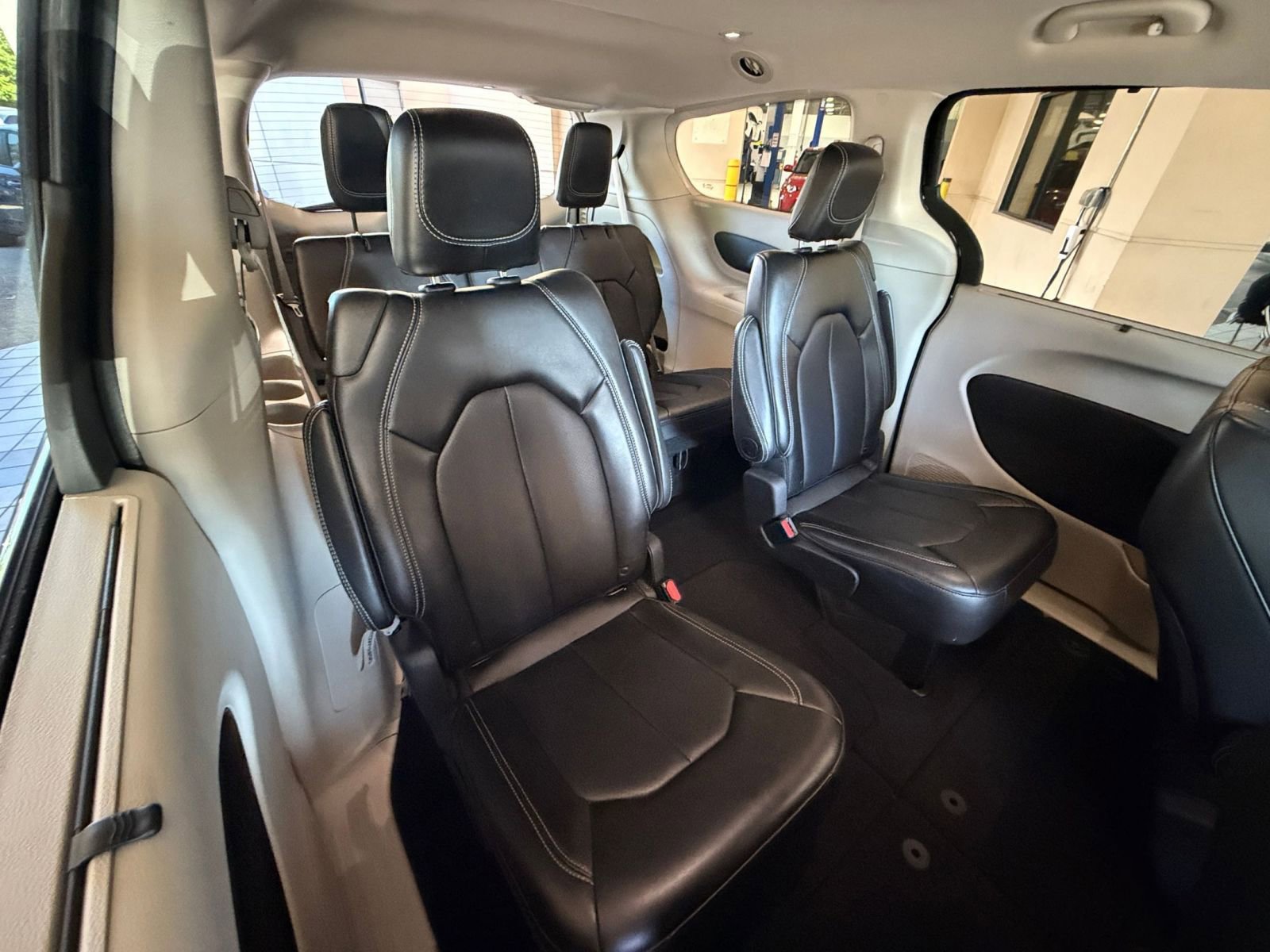 Used 2024 Chrysler Pacifica Touring-L image 36