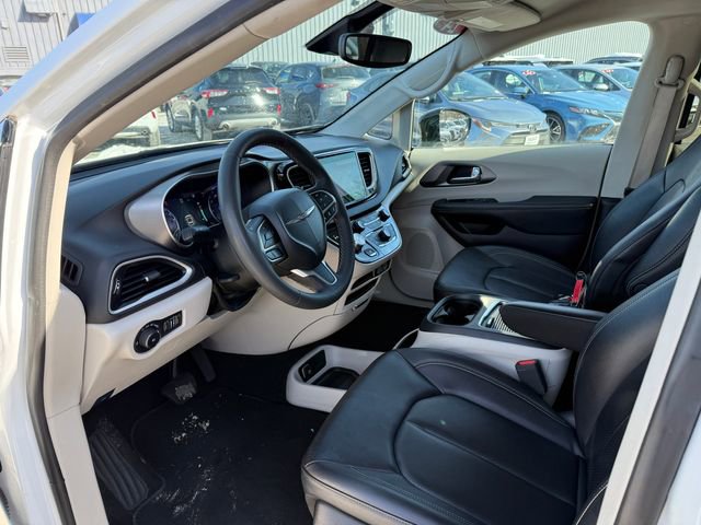 Used 2024 Chrysler Pacifica Touring-L image 3