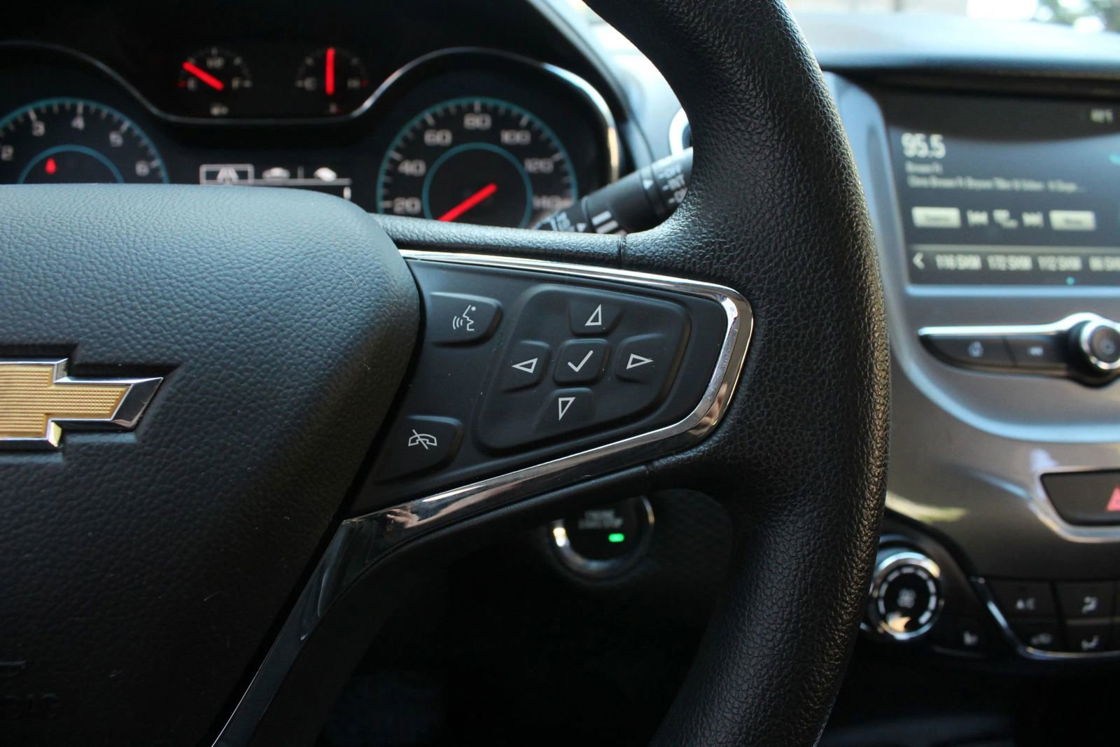 Used 2018 Chevrolet Cruze LT w/ Convenience Package FWD image 29