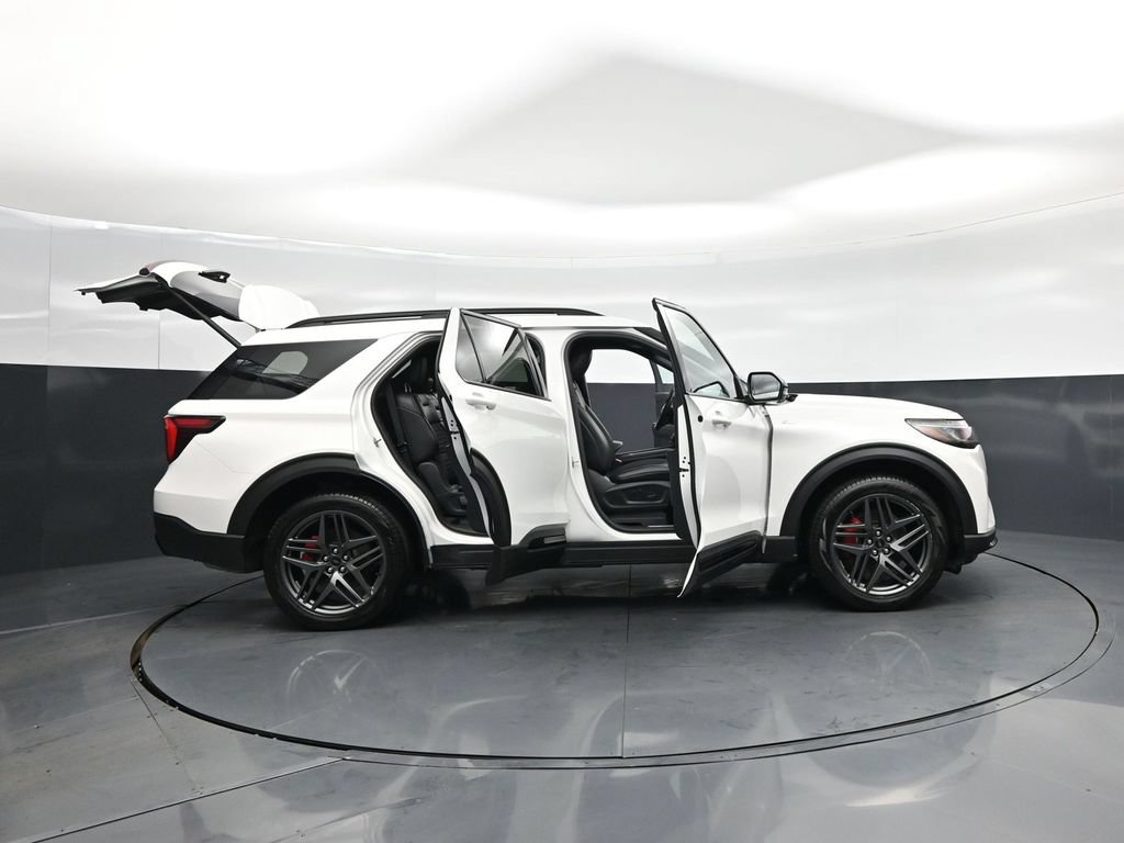 Used 2025 Ford Explorer ST-Line w/ ST-Line Street Pack AWD/4WD image 4