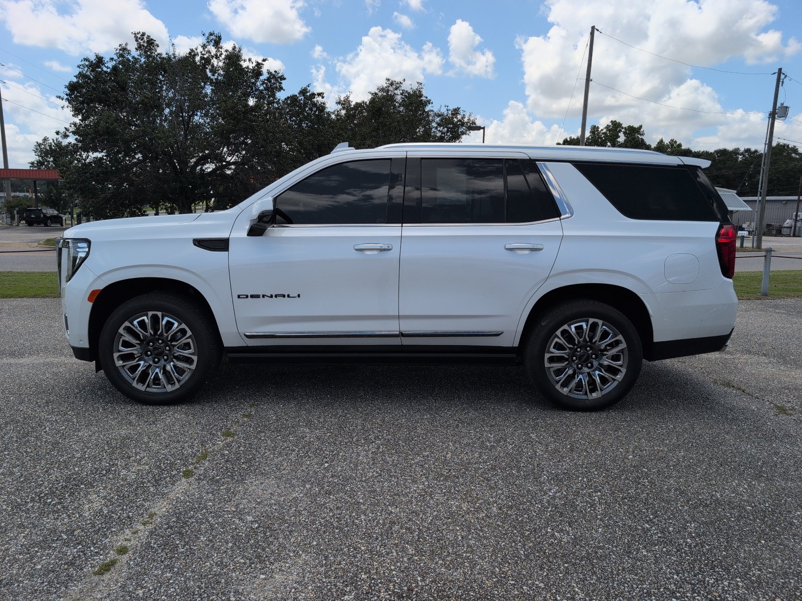 Used 2023 GMC Yukon Denali Ultimate AWD/4WD image 2