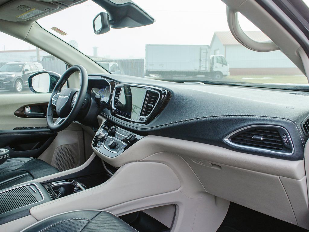 Used 2023 Chrysler Pacifica Limited image 34