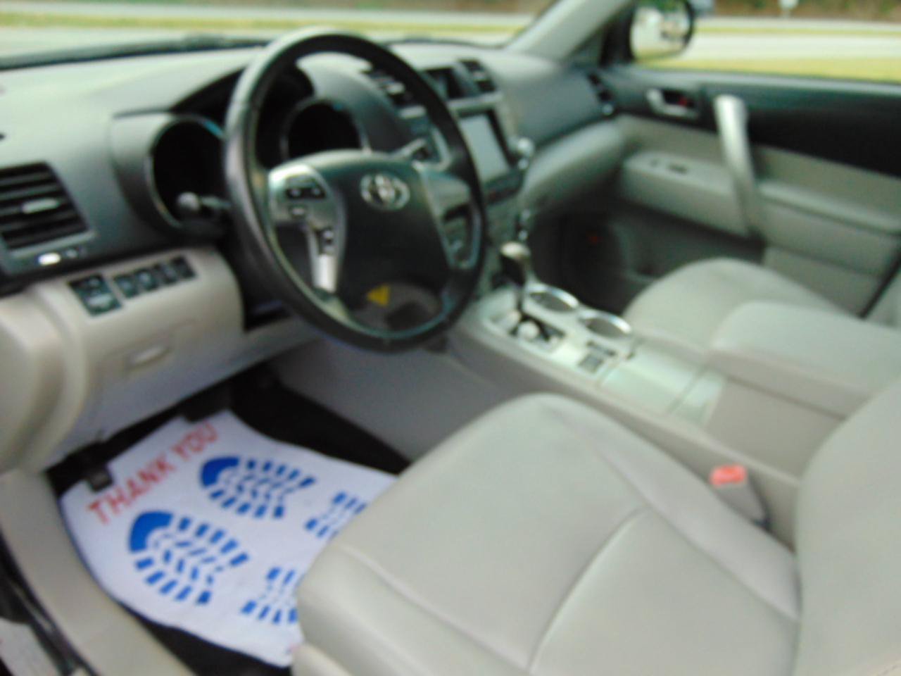 Used 2012 Toyota Highlander SE w/ Tow Pkg AWD/4WD image 16