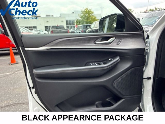 Used 2023 Jeep Grand Cherokee Limited w/ Black Appearance Package AWD/4WD image 34