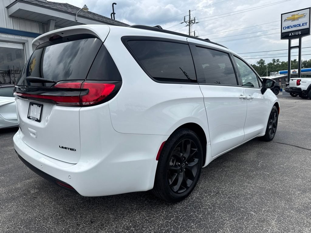 Used 2025 Chrysler Pacifica Limited FWD image 7