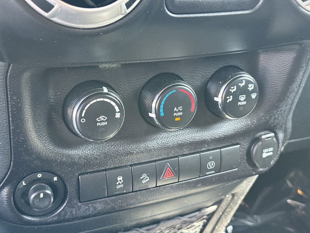 Used 2016 Jeep Wrangler Unlimited Sahara w/ Connectivity Group image 14