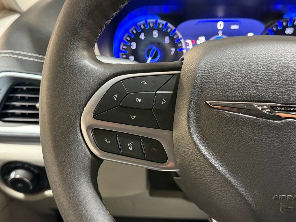 Used 2023 Chrysler Pacifica Touring-L AWD/4WD image 34