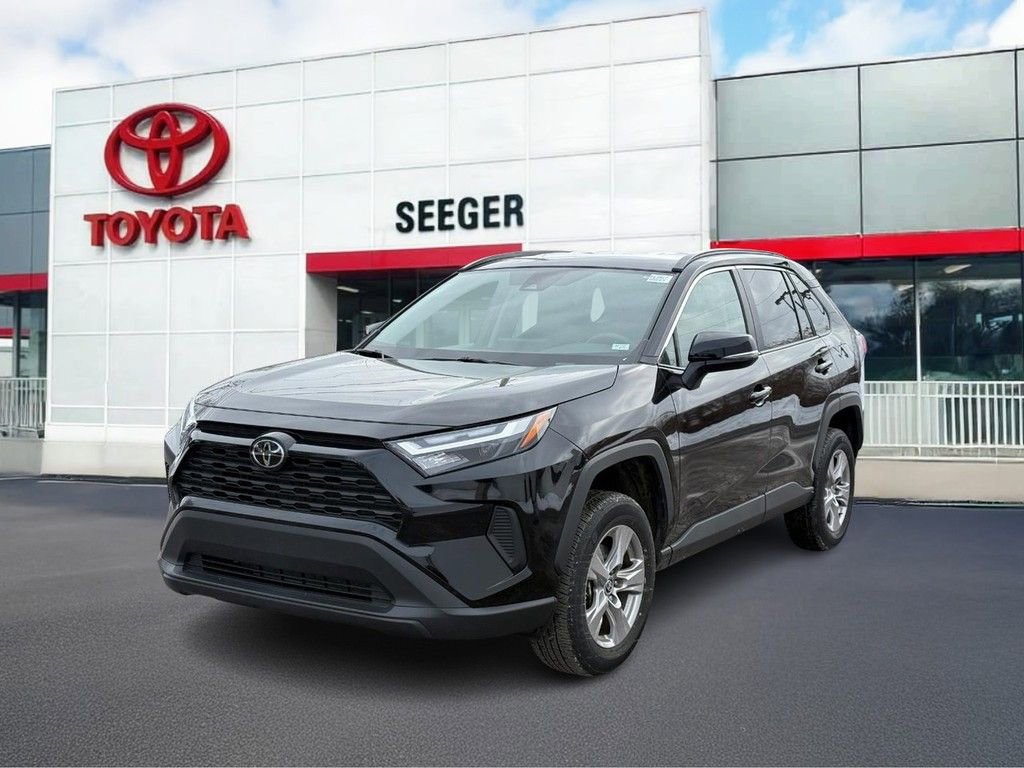 Used 2025 Toyota RAV4 XLE image 9