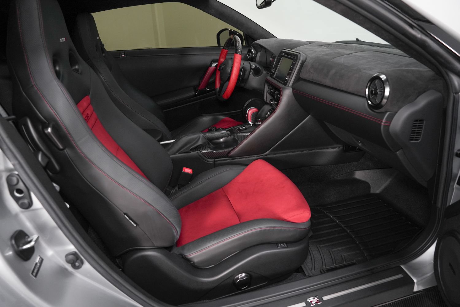 Used 2018 Nissan GT-R NISMO AWD/4WD image 2