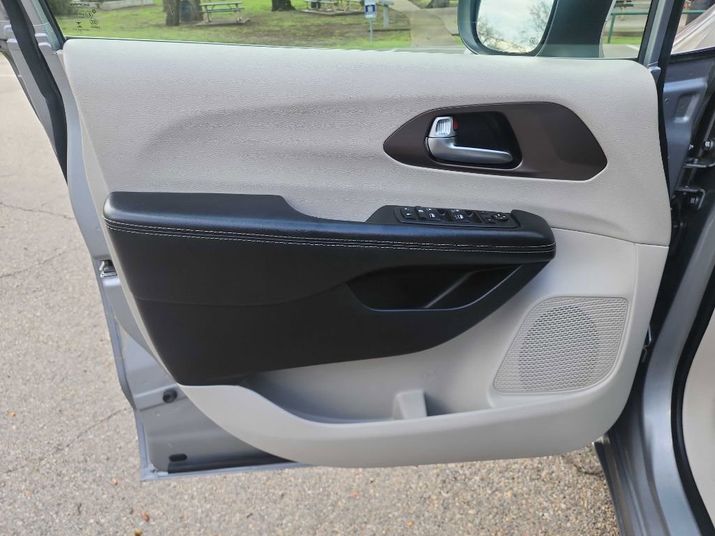 Used 2020 Chrysler Voyager Lxi image 11