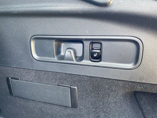 Used 2025 Mercedes-Benz GLC 300 4MATIC image 27