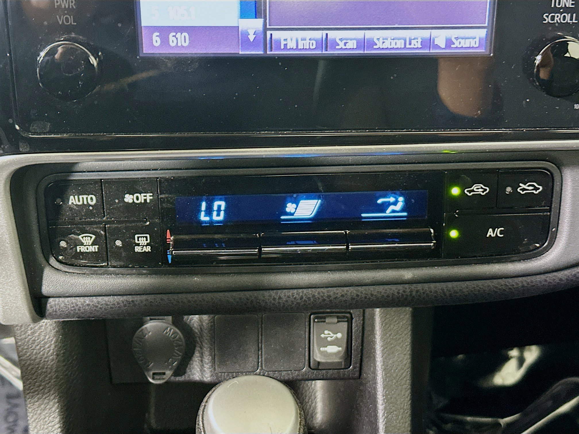 Used 2018 Toyota Corolla LE FWD image 22