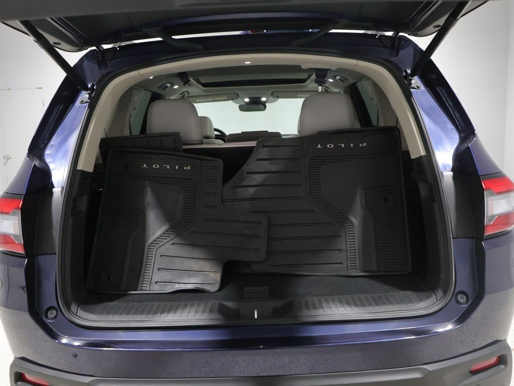 Used 2025 Honda Pilot Touring image 4