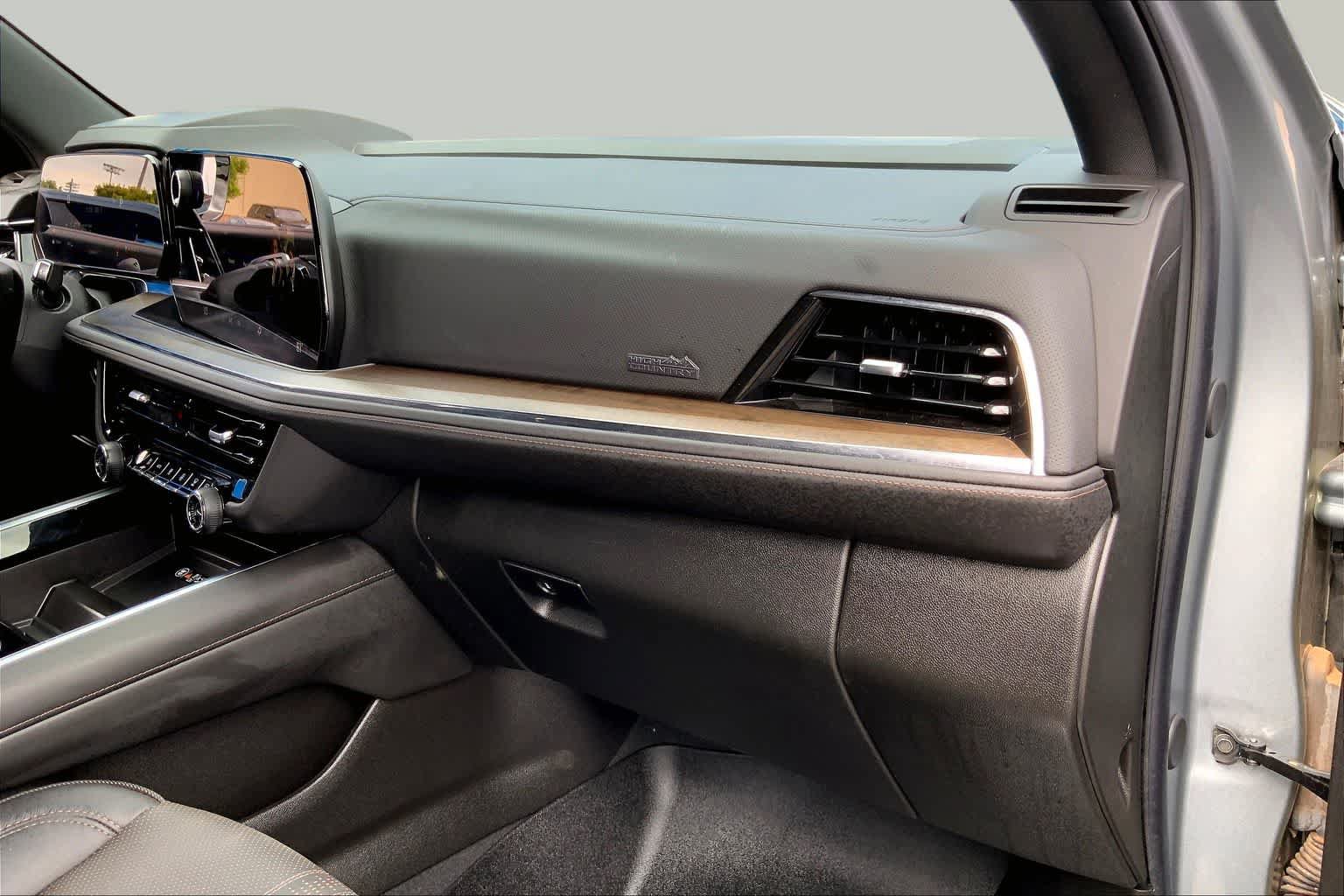 Used 2025 Chevrolet Tahoe High Country AWD/4WD image 37