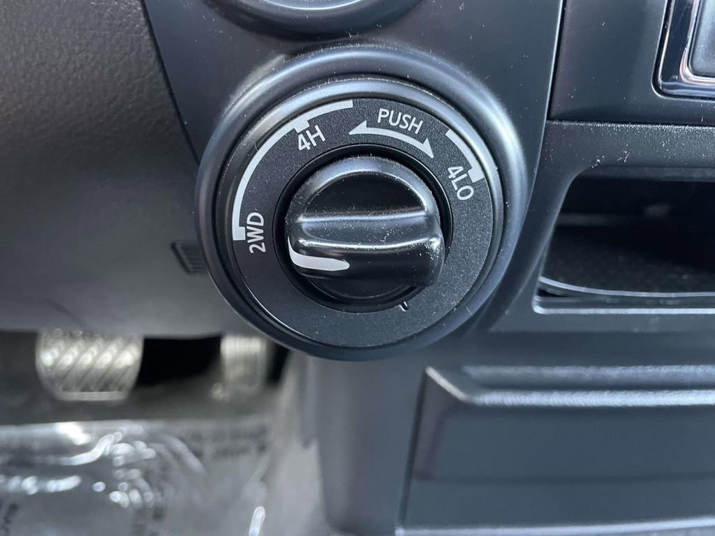Used 2022 Nissan Titan SV image 41