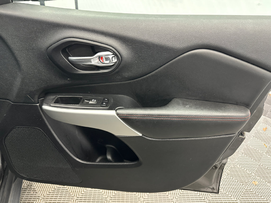 Used 2017 Jeep Cherokee Trailhawk AWD/4WD image 16