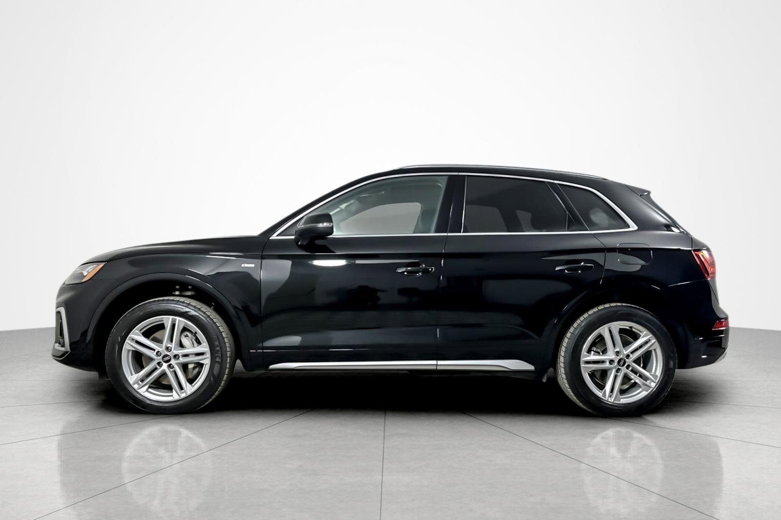 Used 2023 Audi Q5 e Premium Plus w/ Premium Plus Package image 2
