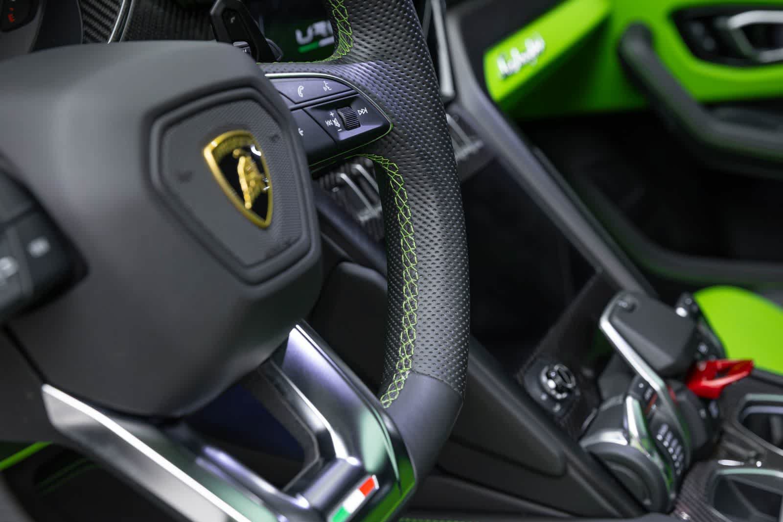 Used 2022 Lamborghini Urus AWD/4WD image 32