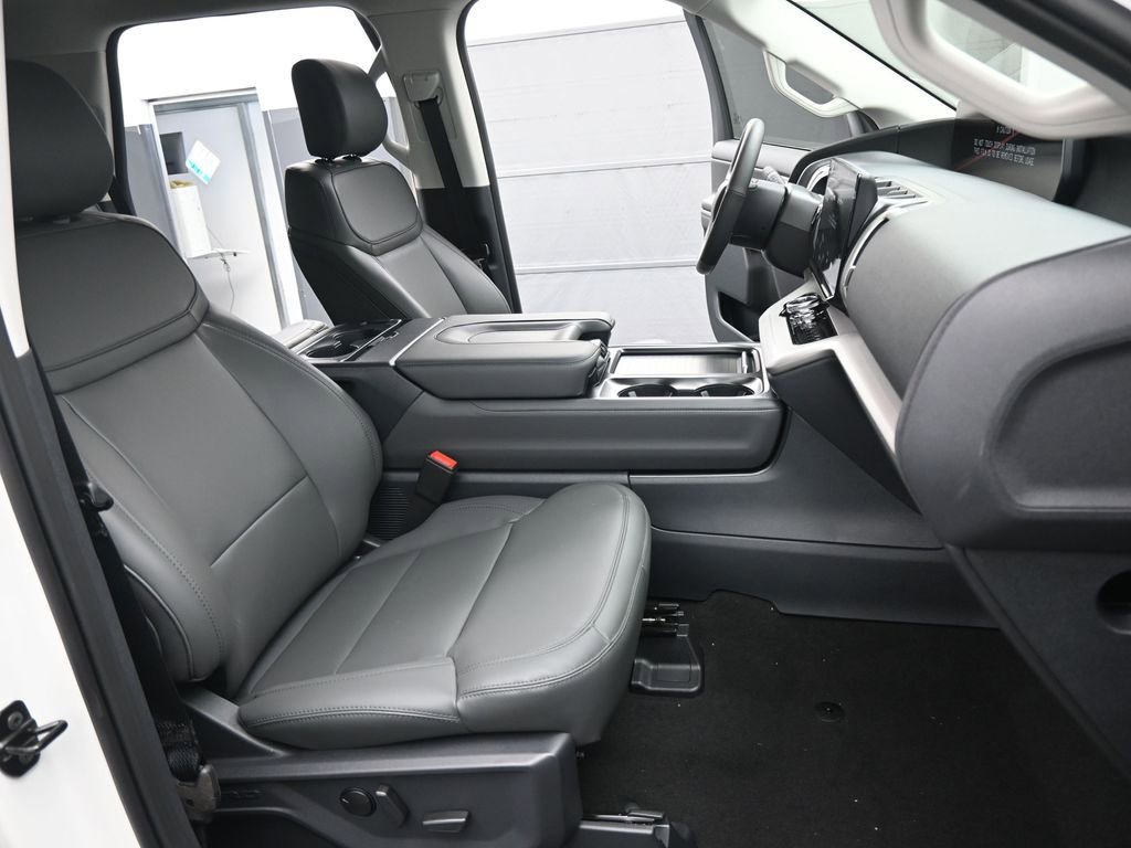 New 2026 Ford Expedition Active image 2