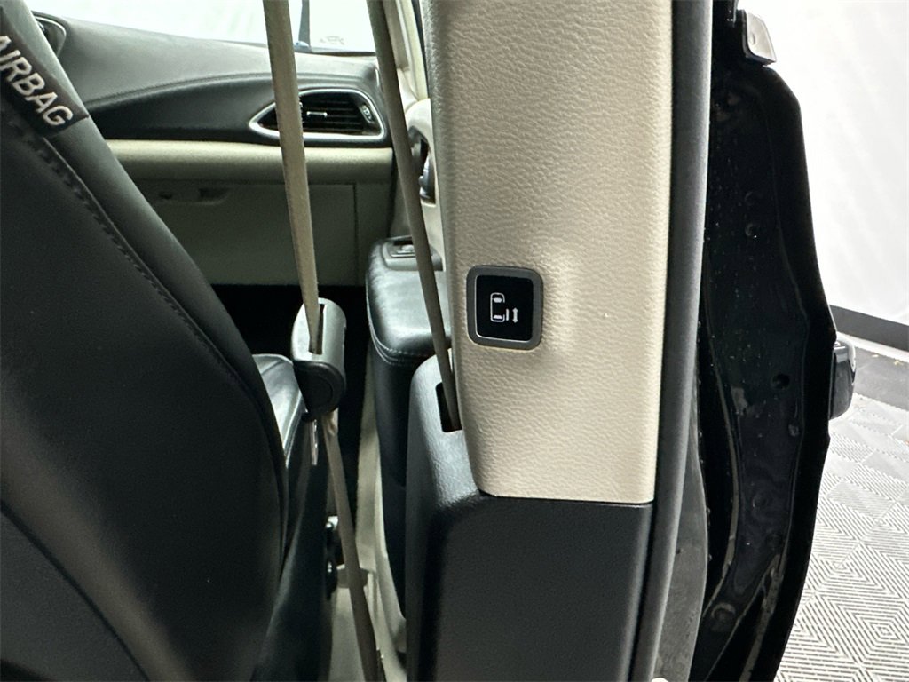 Used 2017 Chrysler Pacifica Limited w/ UConnect Theater Package image 19