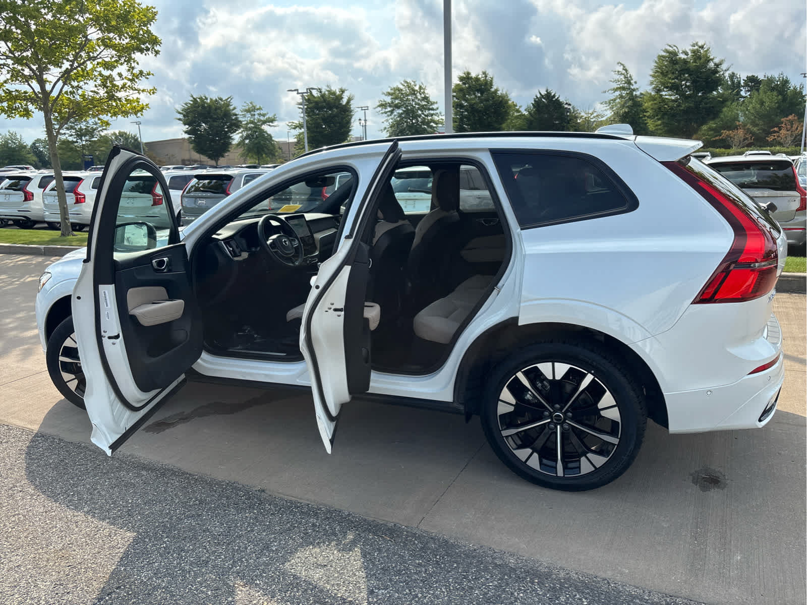 Used 2026 Volvo XC60 B5 Plus AWD/4WD image 39