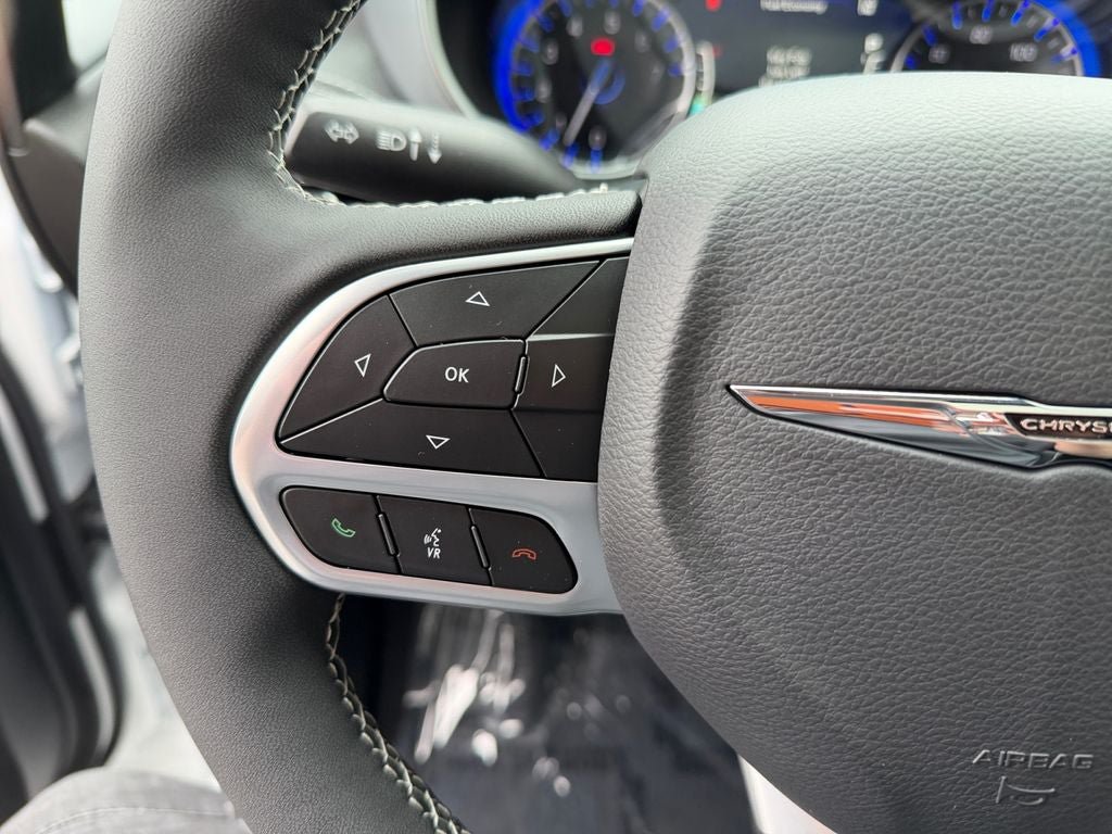 Used 2026 Chrysler Pacifica Limited FWD image 23