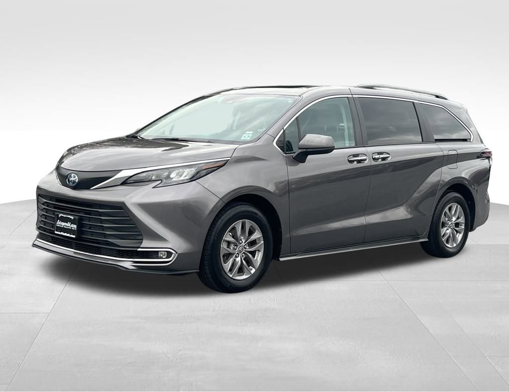Used 2024 Toyota Sienna XLE image 2