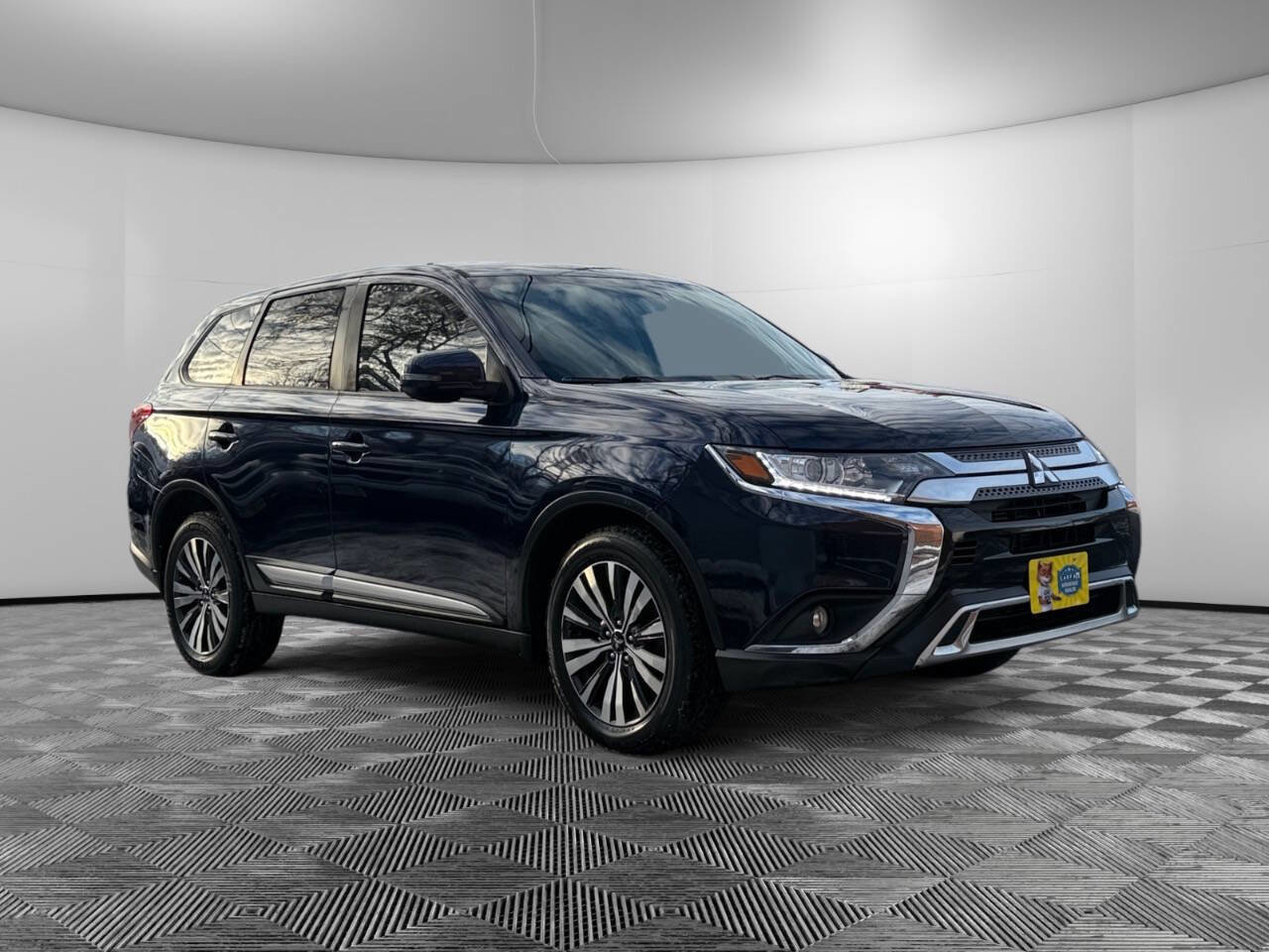 Used 2019 Mitsubishi Outlander SE image 3