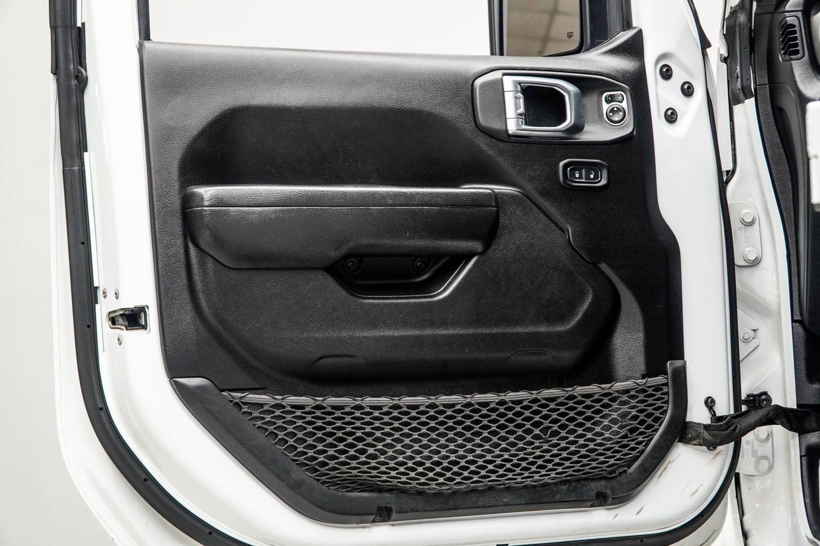 Used 2022 Jeep Gladiator Willys AWD/4WD image 32