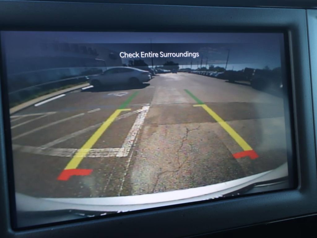 Used 2023 Chrysler Voyager LX image 4