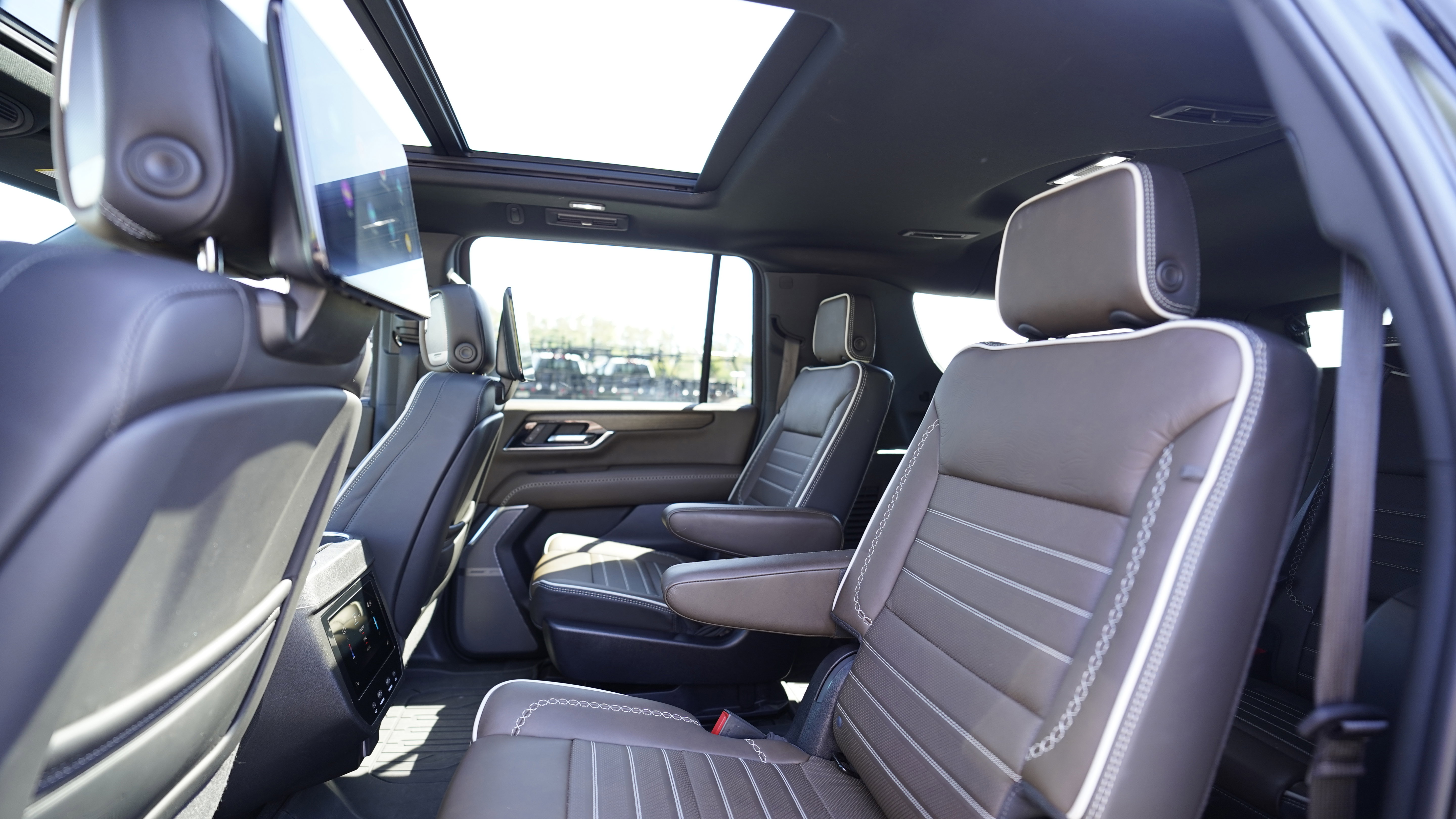 Used 2025 GMC Yukon XL Denali Ultimate AWD/4WD image 11