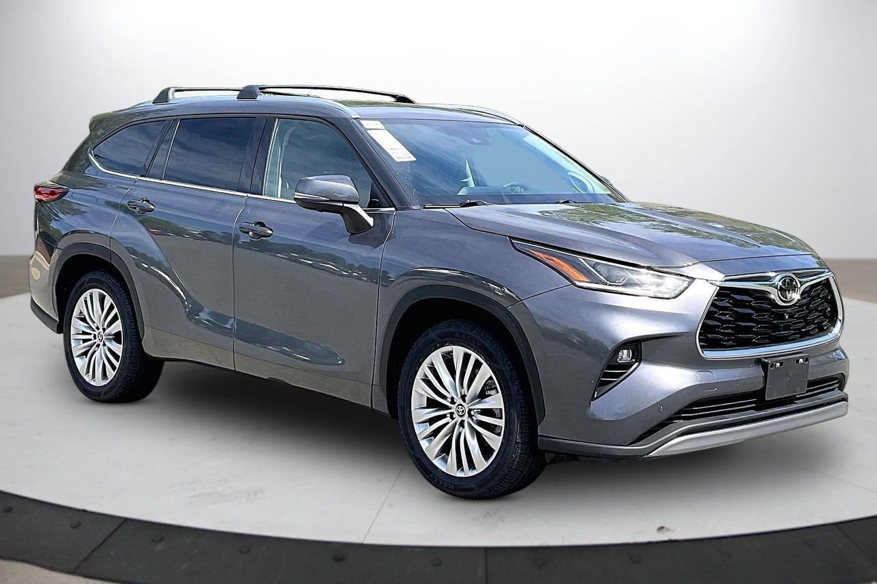Used 2023 Toyota Highlander Platinum FWD image 2