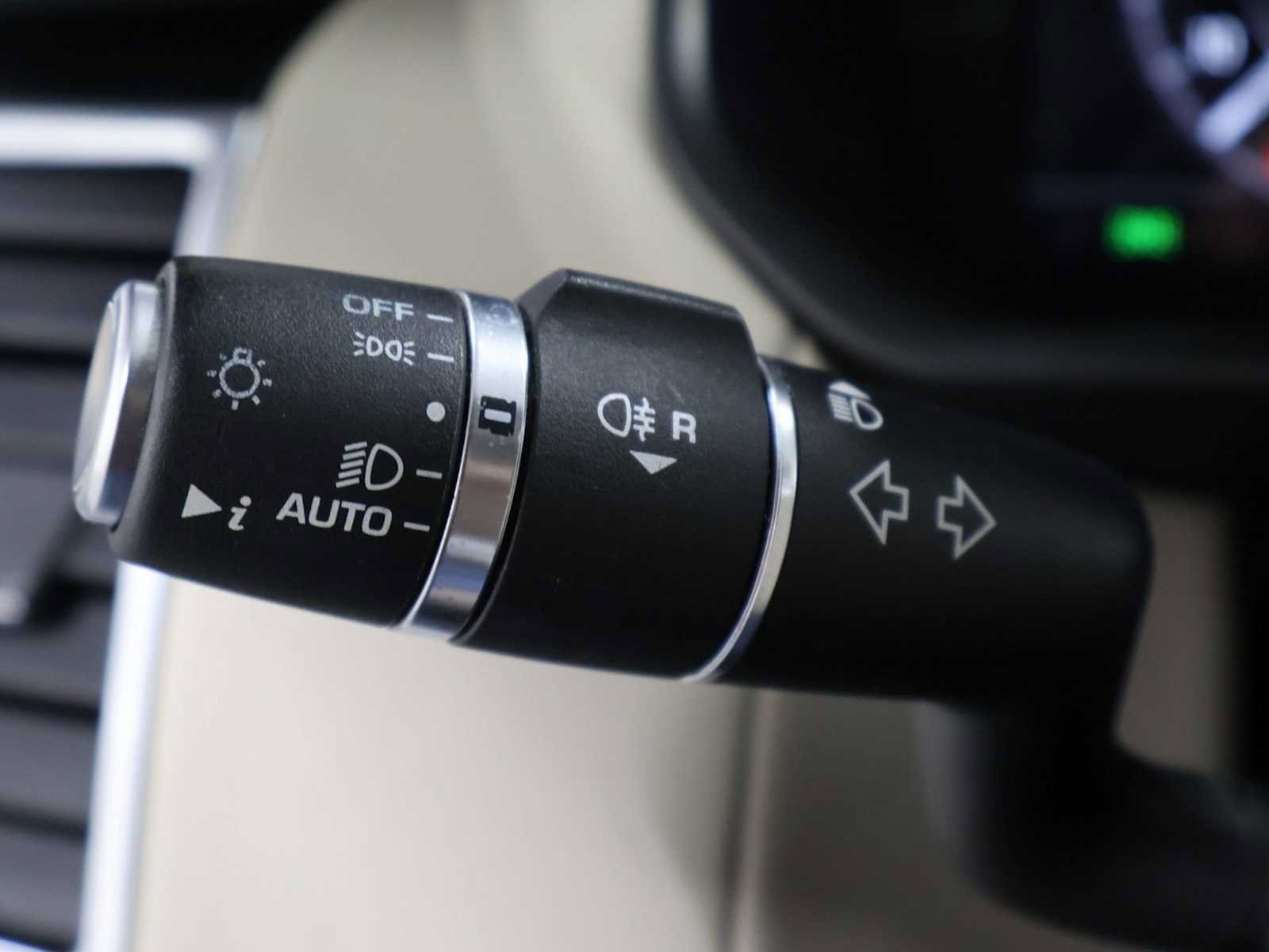 Used 2020 Land Rover Discovery SE AWD/4WD image 28
