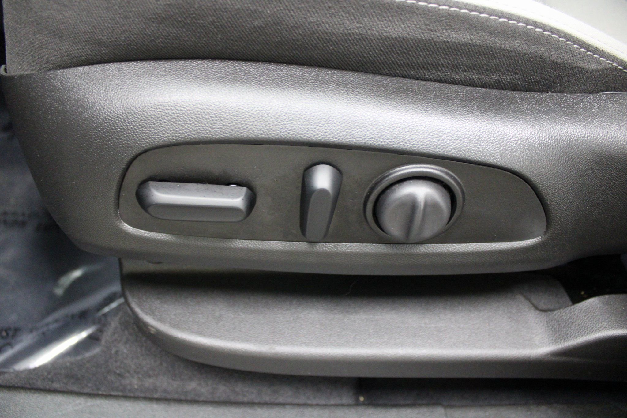 Used 2021 Chevrolet Equinox LT w/ Driver Convenience Package image 16