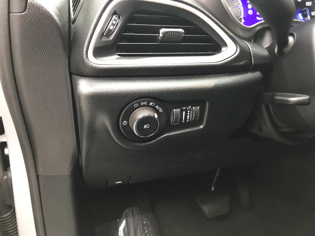 Used 2026 Chrysler Pacifica Select FWD image 9