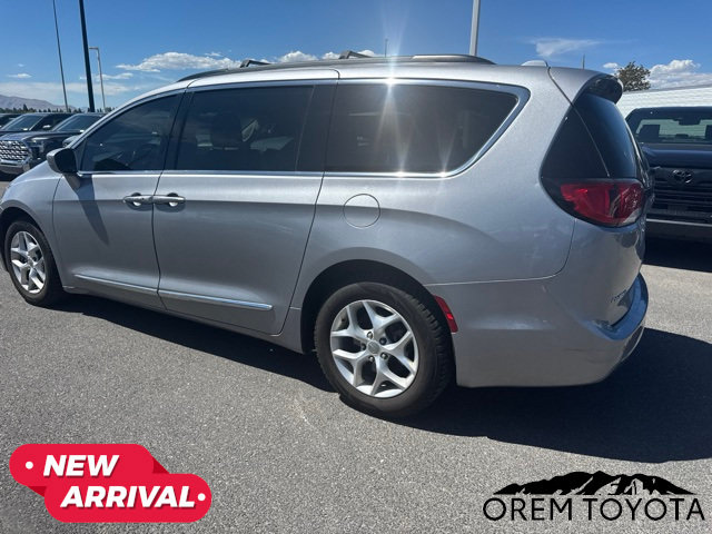 Used 2017 Chrysler Pacifica Touring-L w/ Tire & Wheel Group FWD image 13