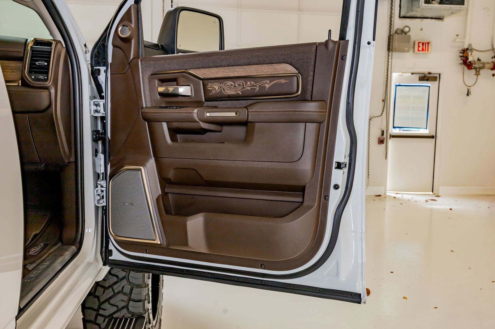 Used 2025 RAM 2500 Limited AWD/4WD image 39