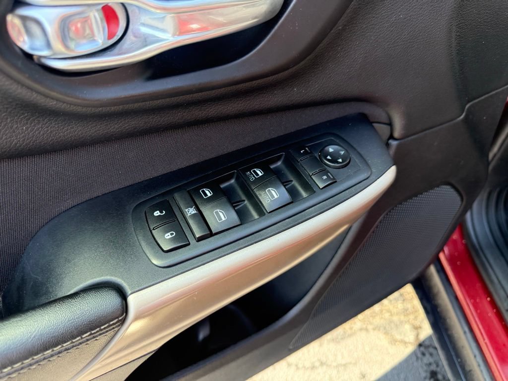 Used 2017 Jeep Cherokee Latitude w/ Cold Weather Group AWD/4WD image 12