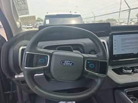 Used 2025 Ford Expedition Active RWD image 11