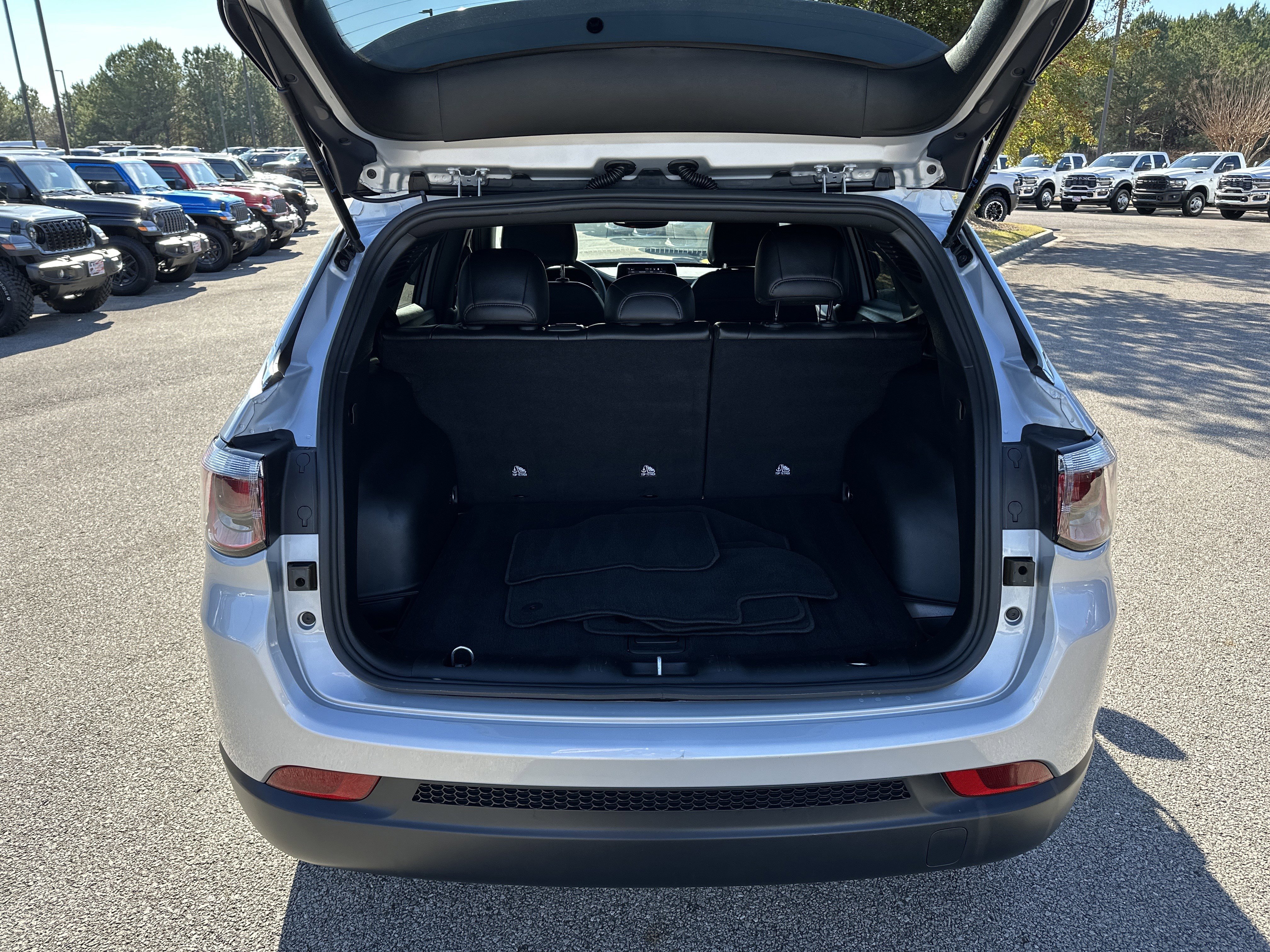 Used 2025 Jeep Compass Latitude image 18