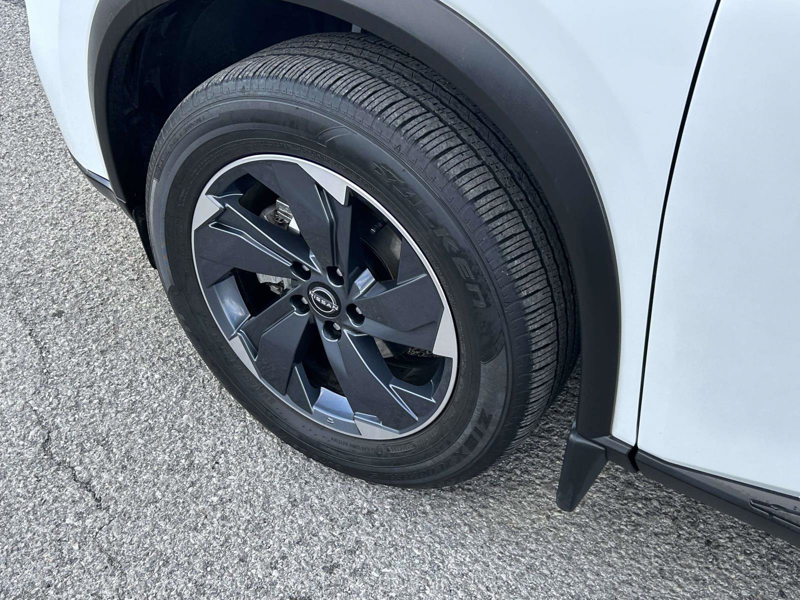 Used 2024 Nissan Rogue SV w/ SV Premium Package image 9