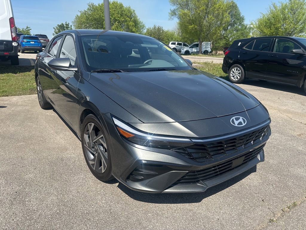 Used 2024 Hyundai Elantra SEL w/ Convenience Package image 2