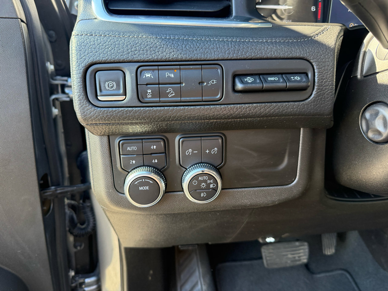 Used 2021 GMC Yukon XL Denali w/ Advanced Technology Package image 32