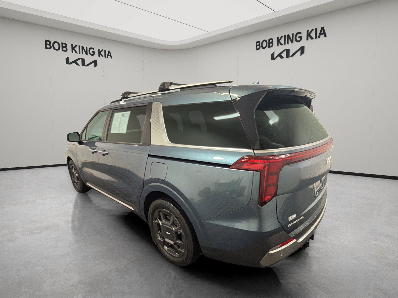 Used 2025 Kia Carnival SX FWD image 3